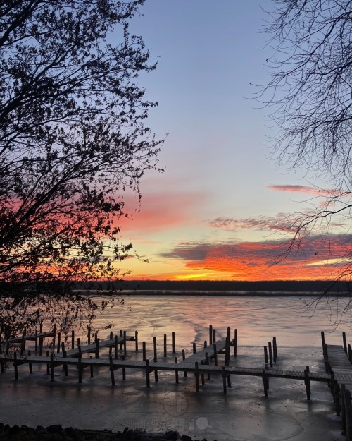 Rainy-River-ice_Border-View-Lodge.jpeg